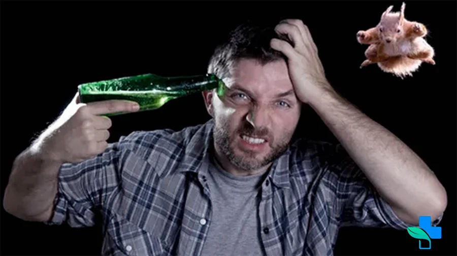 Мужчина держит бутылку у виска